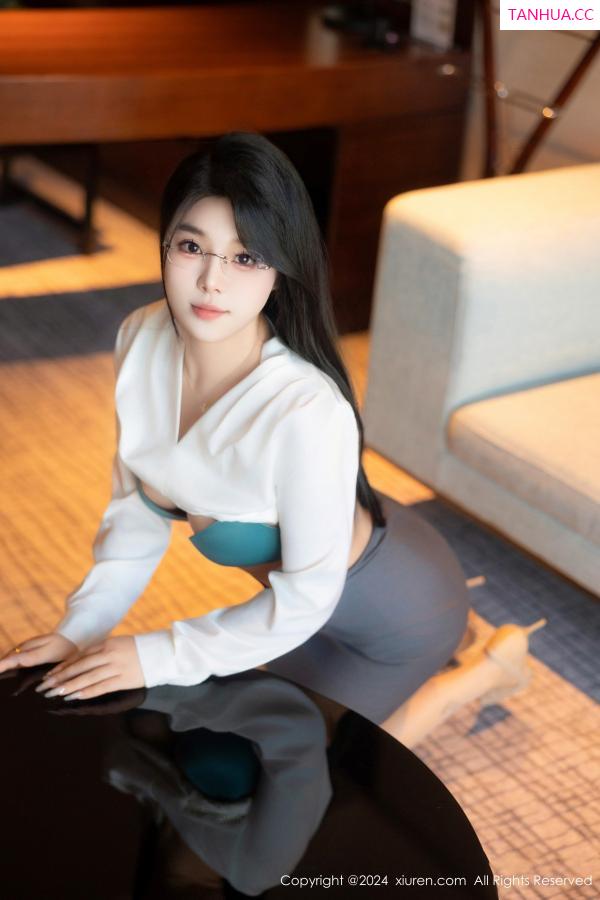   [XiuRen]高清写真图 2024.08.09 No.8989 麦田 丝袜美腿第47张图片